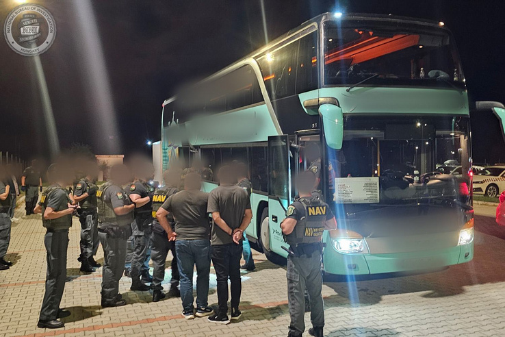 Ezen a turistabuszon fegyver és cigi volt az uzsonna fasírtos zsömle&nbsp;helyett