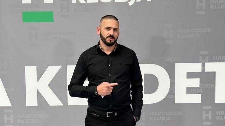 Kiakadt a megafonos influenszer, aki kiment a közmédia székháza előtti tüntetésre