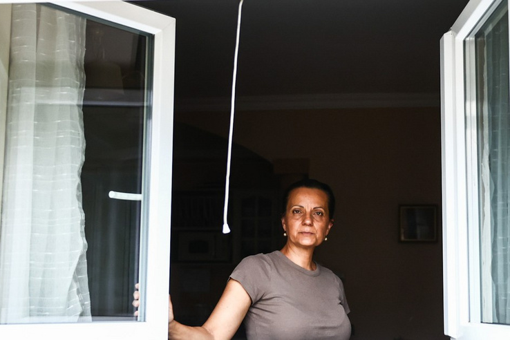 Símaszkos tanitványa tört rá a zuhanyzóban a tanárnőre Veresegyházon