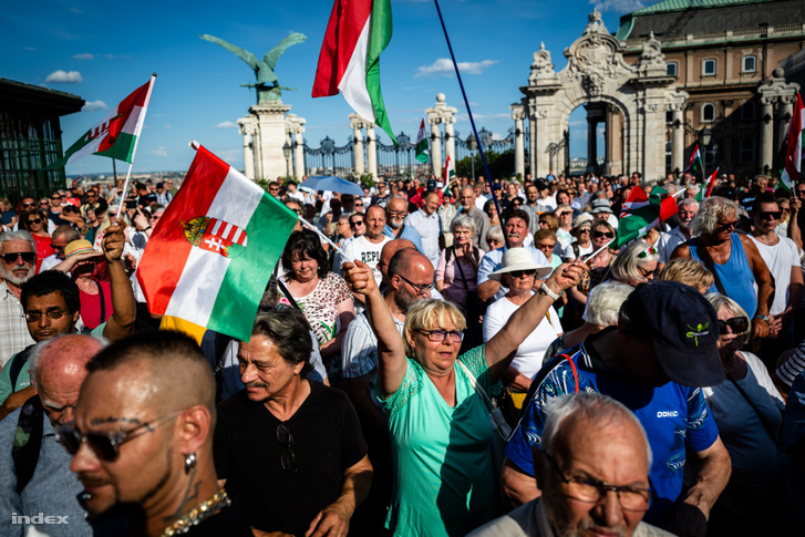 Szimpátiatüntetés az állami intézményvezetők mellett 2026. június 7-én