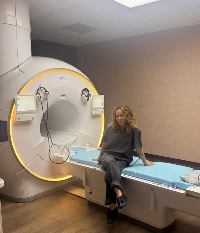 Jennifer Grey legfrissebb Instagram-bejegyzésében egy orvosi vizsgálatról jelentkezett be, mert számára ma is az első és legfontosabb az egészség.