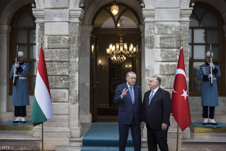 Recep Tayyip Erdogan török elnök (b) fogadja Orbán Viktort Isztambulban 2025. december 8-án