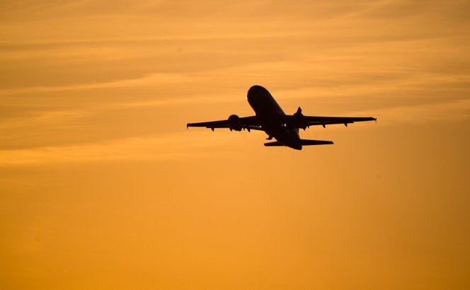 A levegőben tört be egy Ryanair-gép ablaka, egy férfi beszorult a nyílásba, a többi utas húzta vissza