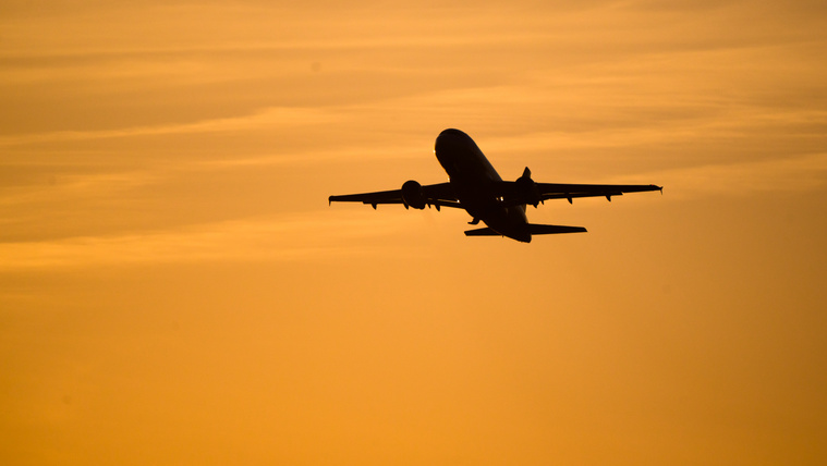 A levegőben tört be egy Ryanair-gép ablaka, egy férfi beszorult a nyílásba, a többi utas húzta vissza