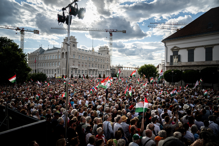 Bloomberg: Orbán Viktor befolyásának csökkenéséről árulkodik a Sulyok Tamás melletti tüntetés