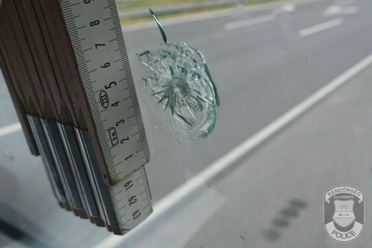 Kővel dobálták az autókat az M7‑esen