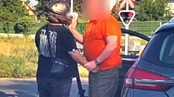 Nehéz csetepaté: a vasúti átkelőnél ütközött meg a rolleres és a mondeós