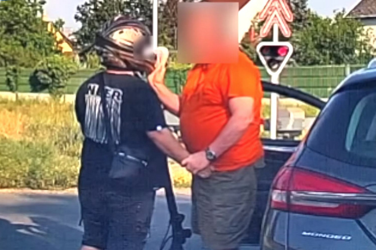 Nehéz csetepaté: a vasúti átkelőnél ütközött meg a rolleres és a mondeós