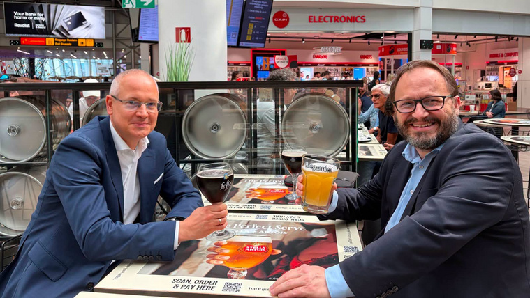 Egy korsó belga sörrel ünnepelte Kármán András, hogy hazahozták az uniós forrásokat