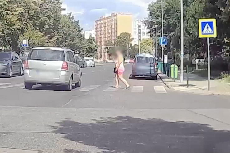 Zebrán akarta kivasalni a gyalogost, de neki állt feljebb