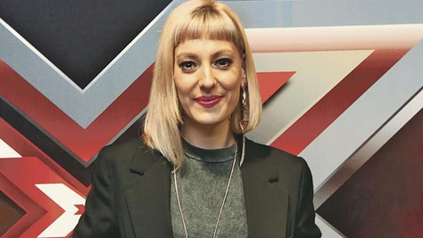 Felismerhetetlen az X-Faktor döntős énekesnője: 41 évesen rózsaszín haja lett