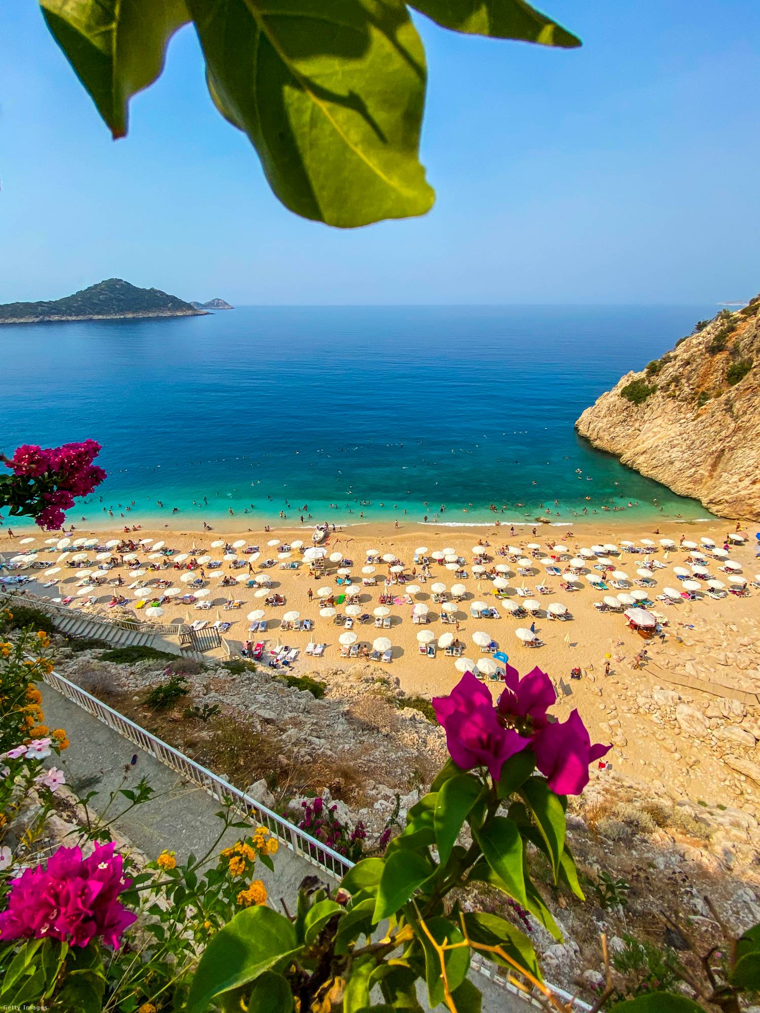 Kaputaş strand a forró nyári szezonban, Kaş – Antalya tartomány, Törökország.