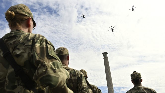 Katonai tiszteletadás és Gripen-áthúzás a Hősök terén