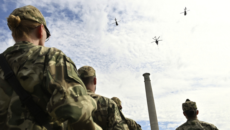 Katonai tiszteletadás és Gripen-áthúzás a Hősök terén