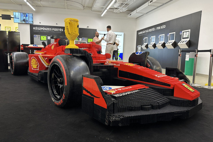 Élőben láttam egy F1-est, ami 400 ezer darabból áll
