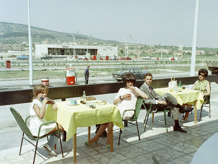 Budaörs, benzinkút és eszpresszó az M1-M7-es autópálya közös szakasza mellett, 1969