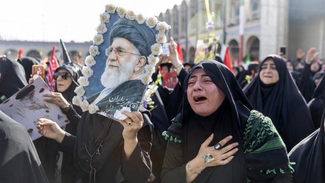 Irán új vezetője bosszút ígért apja, Ali Hamenei haláláért