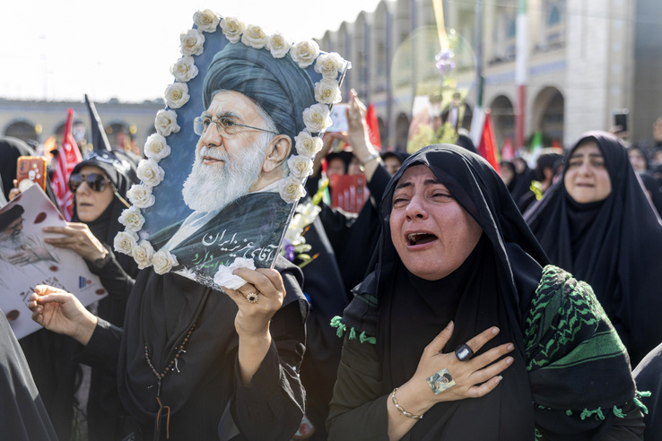 Irán új vezetője bosszút ígért apja, Ali Hamenei haláláért