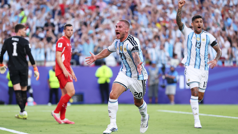 A VAR megint megsegítette az argentinokat, de így is csak a 112. percben sikerült elkerülni a blamát