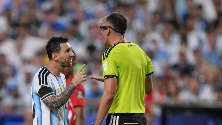 „Beszéljen normálisan, ne legyen tiszteletlen velem!” – Lionel Messi alaposan kiosztotta a játékvezetőt a Svájc elleni mérkőzésen