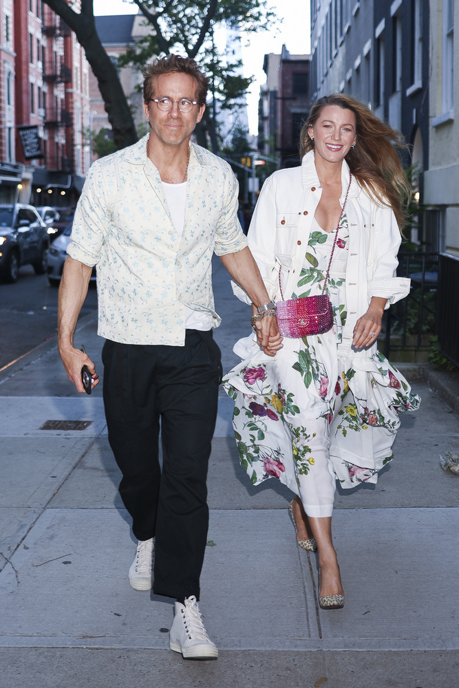 Blake LivelyRyan Reynolds és Blake Lively egy éve alkottak egy párt amikor összeházasodtak, anélkül hogy valaha is bejelentették volna az eljegyzésüket