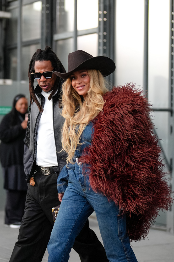 BeyoncéJay-Z és Beyoncé soha nem jelentették be hivatalosan az eljegyzésüket, így amikor az énekesnőt elkezdték fotózni egy lenyűgöző, 18 karátos gyémántgyűrűvel a bal kezén, a rajongók azonnal kíváncsiak lettek a különleges ékszer történetére
