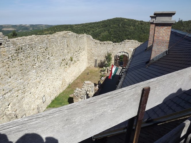 Bezárták a mecseki várat a vad szexparti után, még a köveket is kitépték a falból