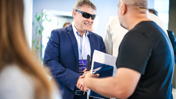 Gúnyt űztek a miniszter vakságából, Magyar Péter és Hegedűs Zsolt is megdöbbent