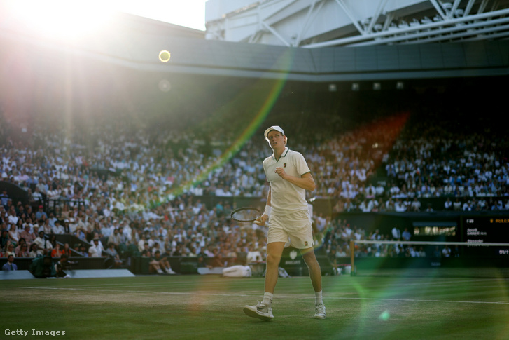 Az olasz Jannik Sinner ünnepel egy megnyert pontot a német Alexander Zverev elleni férfi egyes döntőben a 2026-os wimbledoni teniszbajnokság tizennegyedik napján az All England Lawn Tennis and Croquet Clubban, Londonban, 2026. július 12-én