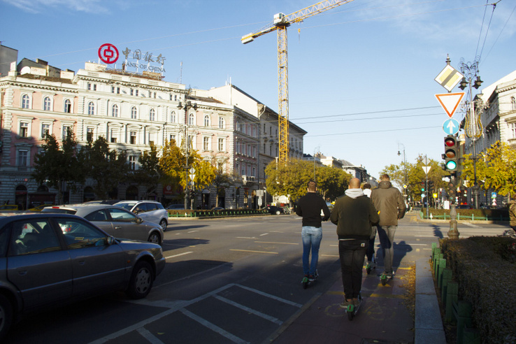 Társadalmi egyeztetést indít a kormány az elektromos rollerekről