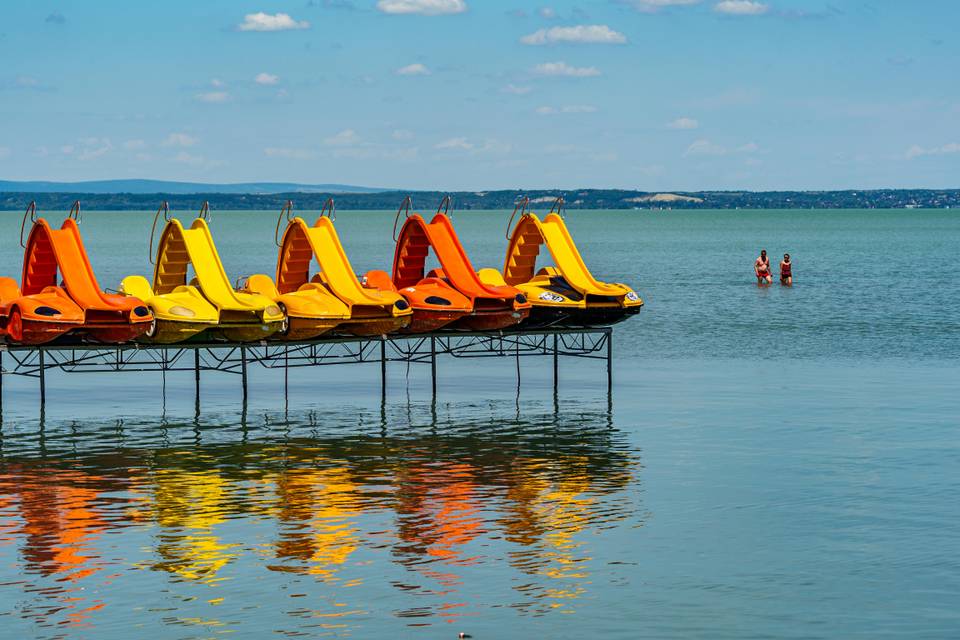 Egyetlen lépés alatt métereket mélyülhet a víz – Fontos figyelmeztetés a Balaton déli partján strandolóknak