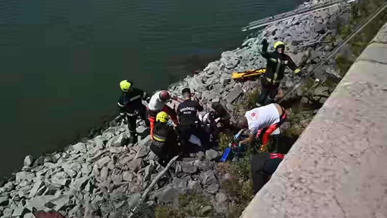 A Duna menti kövekre zuhant egy férfi Budapesten