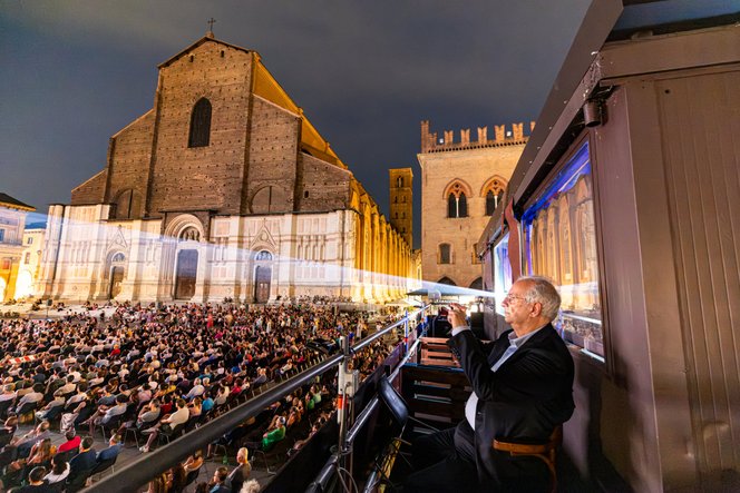 Valami egészen szürreális történik éjszakánként Bologna főterén