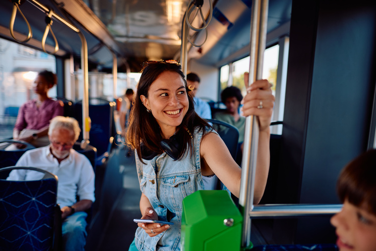 Tömegközlekedési kapaszkodók&nbsp;Buszon, villamoson, metrón vagy vonaton szinte lehetetlen úgy utazni, hogy ne fogjunk meg valamilyen kapaszkodót, korlátot vagy leszállásjelző gombot