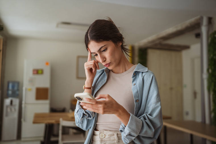 MobiltelefonA telefonunk szinte mindenhová velünk jön: boltba, tömegközlekedésre, munkahelyre, edzőterembe, sőt sokak még a fürdőszobába is magukkal viszik
