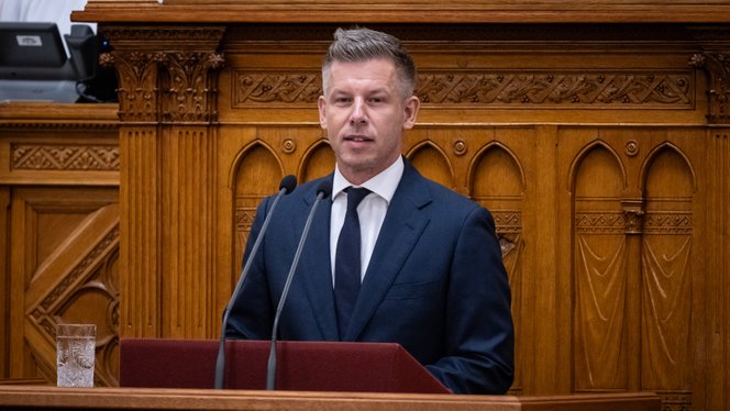 A parlament megszavazta az&nbsp;Alaptörvény módosítását, benne Sulyok Tamás elmozdításával