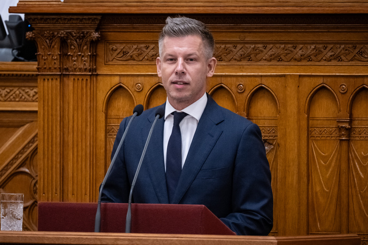 A parlament megszavazta az&nbsp;Alaptörvény módosítását, benne Sulyok Tamás elmozdításával