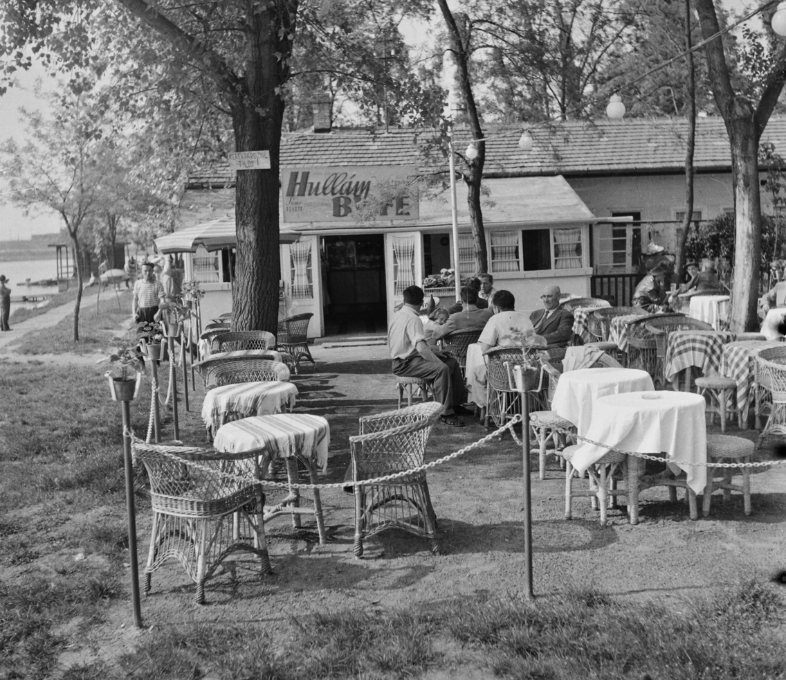 A Ráckevei (Soroksári)-Duna partja, a Hullám büfé a Vizisport utcai Hullám Csónakháznál, 1959