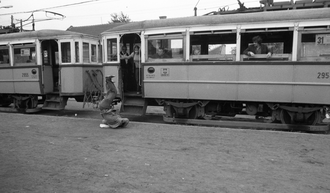 Előd utca a 31-es villamos végállomásánál. A felvétel Polyák Józsefről és kaszkadőrcsapatáról készített híradófilm forgatásakor készült, 1975