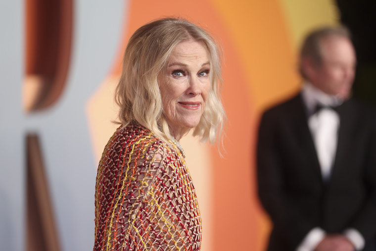 Catherine O’HaraCatherine O’Hara halála mélyen megrázta a világot, a Reszkessetek, betörők! Kevinjének anyukájaként milliók ismerték meg, de a Beetlejuice-ban is maradandót alkotott, emellett pedig szerepelt a Schitt’s Creek című sorozatban is