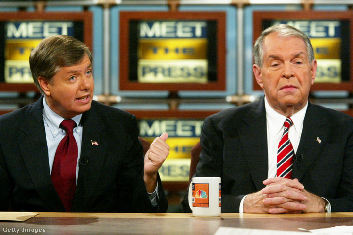 Alex Sanders demokrata amerikai szenátorjelölt (balra) és republikánus ellenfele, Lindsey Graham képviselő részt vesz a Meet the Press című műsor vitájának felvételén 2002. október 13-án az NBC washingtoni stúdiójában