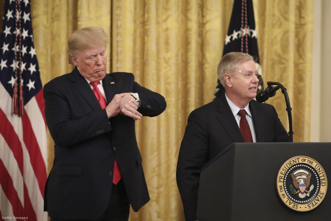 (Balról jobbra) Donald Trump amerikai elnök az óráját nézi, miután Lindsey Graham dél-karolinai republikánus szenátor a közelgő szenátusi szavazásokat említette a Fehér Ház Keleti Termében tartott, a bírói kinevezésekről szóló eseményen 2019. november 6-án Washingtonban