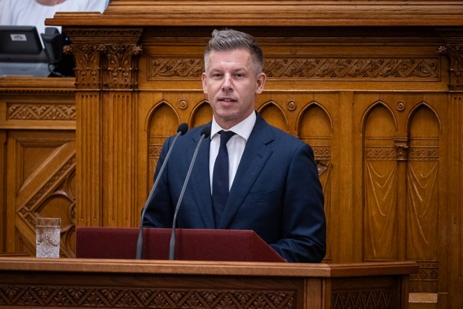 Videón a pillanat, amikor Magyar Péter megtudta, hogy Gulyás Gergely lemondott