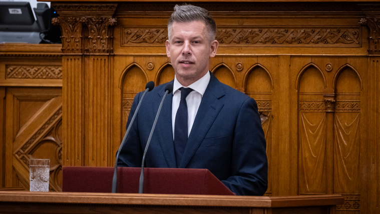 Videón a pillanat, amikor Magyar Péter megtudta, hogy Gulyás Gergely lemondott