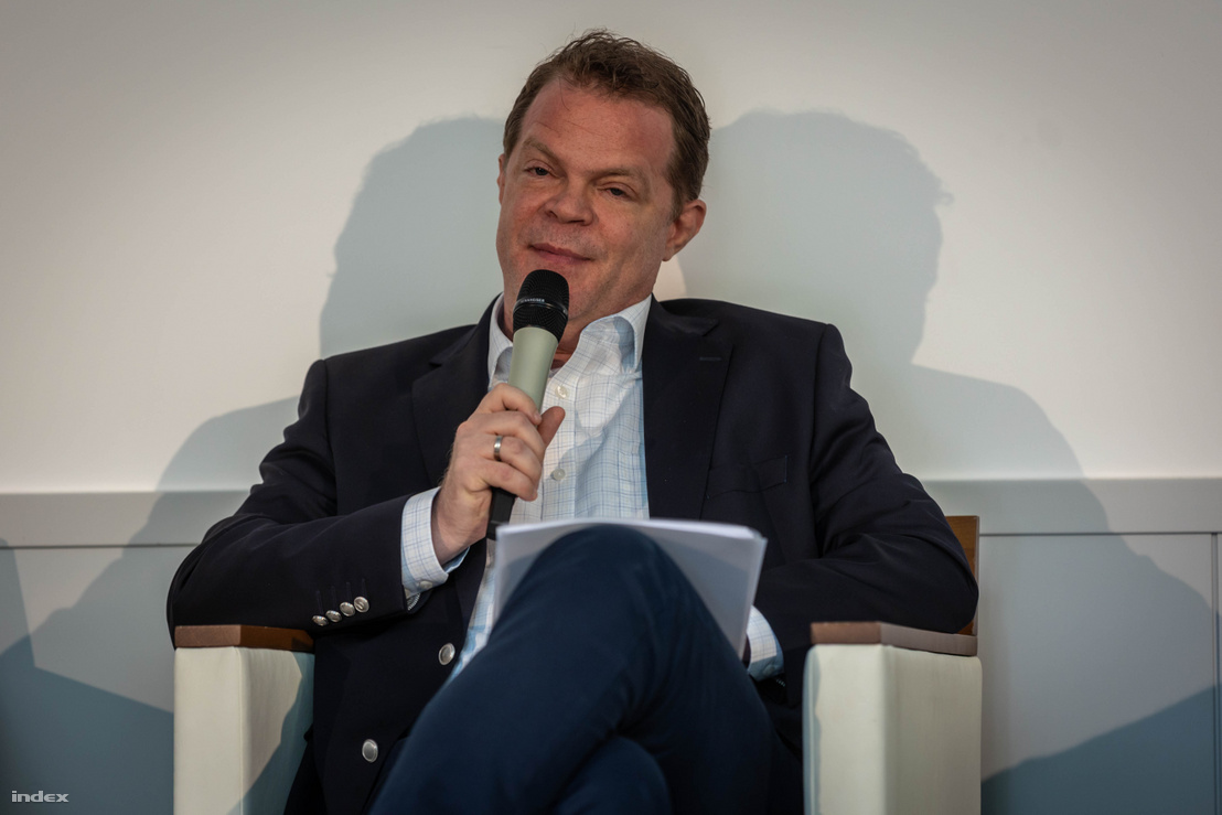 Koltay András az „Alkotmányosság a küzdőtéren – a Tisza-kormány alaptörvény-módosítási elképzeléseinek jogi értékelése” címmel tartott kerekasztal-beszélgetésen