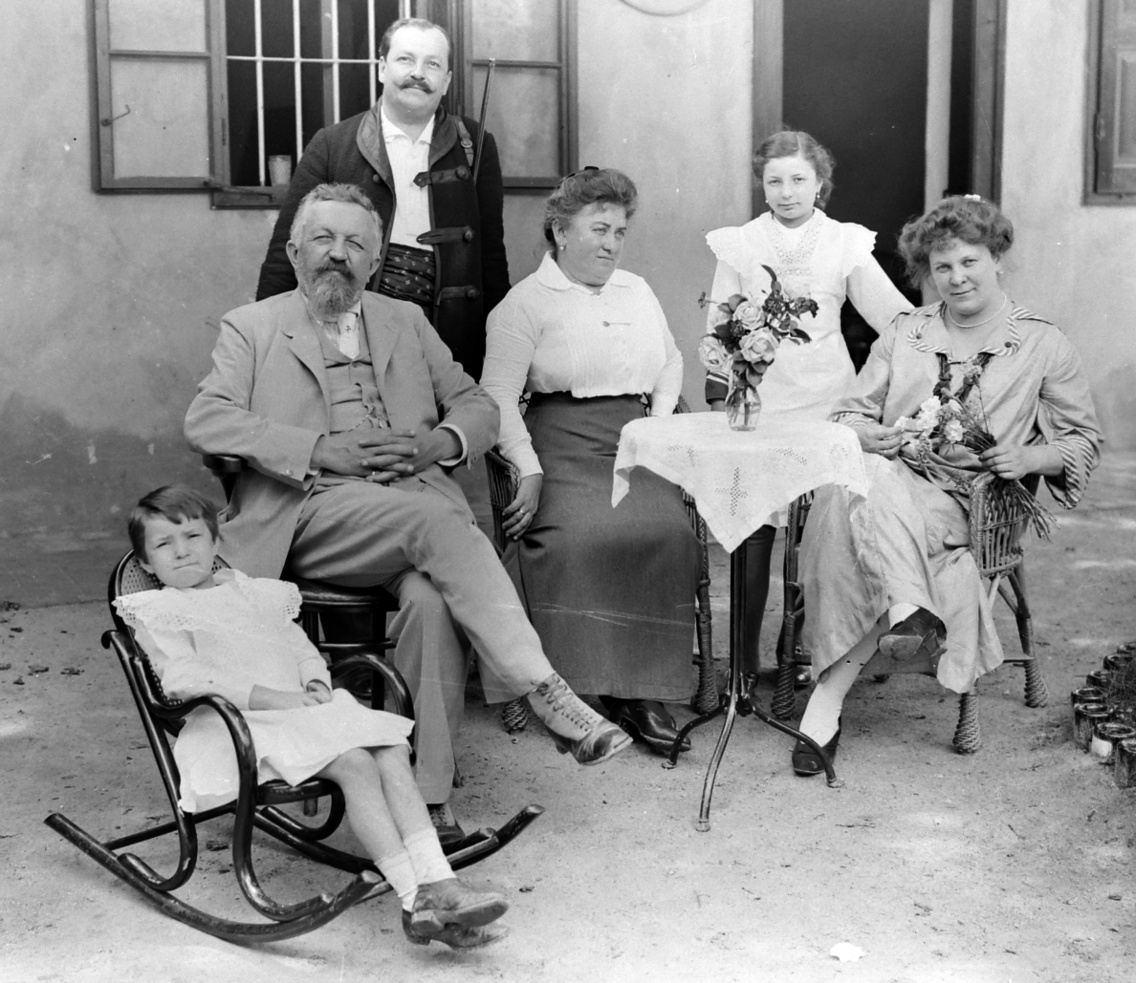 Walla József (balról a második, ül) a családja körében (1912)