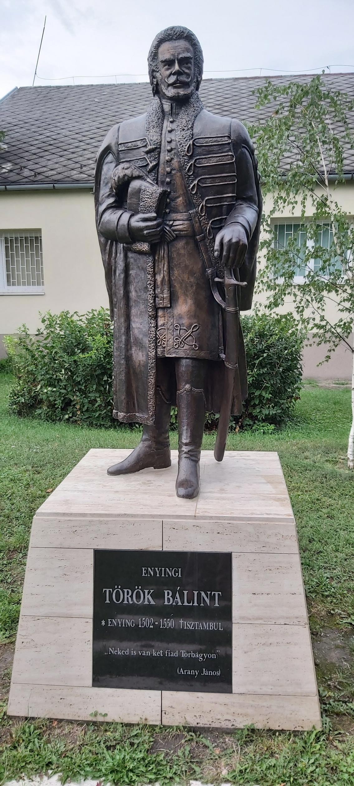 Török Bálint szobra a Szérűskertben (R. Kiss János alkotása)