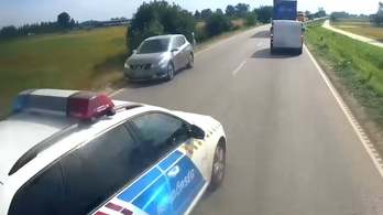 Videó: Majdnem csúnya balesetet okozott a rendőrautó