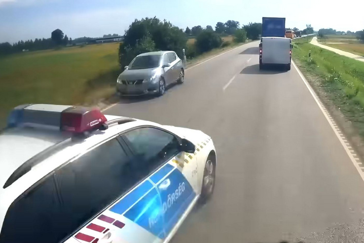 Videó: Majdnem csúnya balesetet okozott a rendőrautó