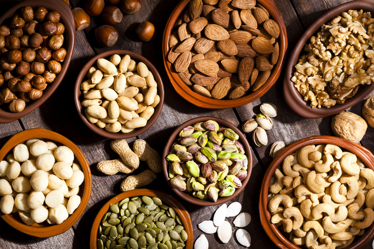 DiófélékA dió, a mandula, a mogyoró és a pisztácia egyszerre adnak egészséges zsiradékot, növényi fehérjét, rostot, E-vitamint és antioxidánsokat